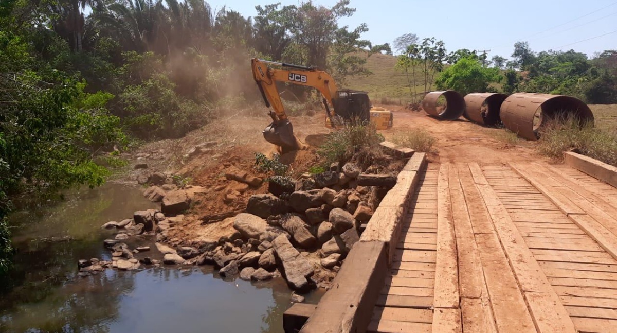 Prefeitura de Jaru substitui ponte de madeira por tubo Armco na Linha 619