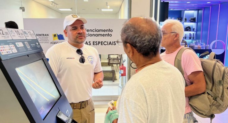 Prefeitura de Porto Velho orienta idosos, PcD e estudantes sobre benefícios do cartão ComCard