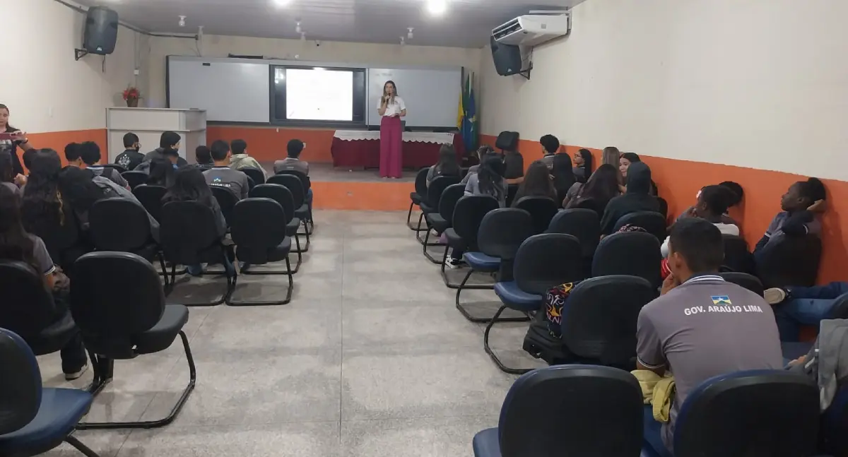 Prefeitura leva informação sobre violência doméstica a alunos da Escola Governador Araújo Lima