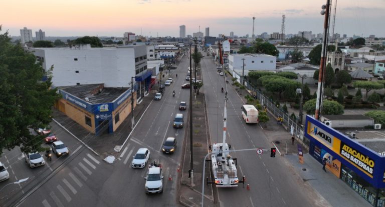 Prefeitura moderniza iluminação no canteiro central da avenida Nações Unidas em Porto Velho
