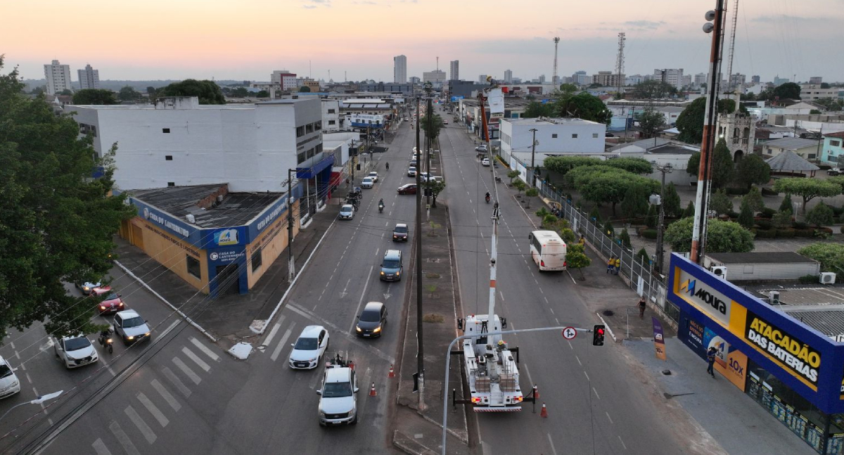 Prefeitura moderniza iluminação no canteiro central da avenida Nações Unidas em Porto Velho