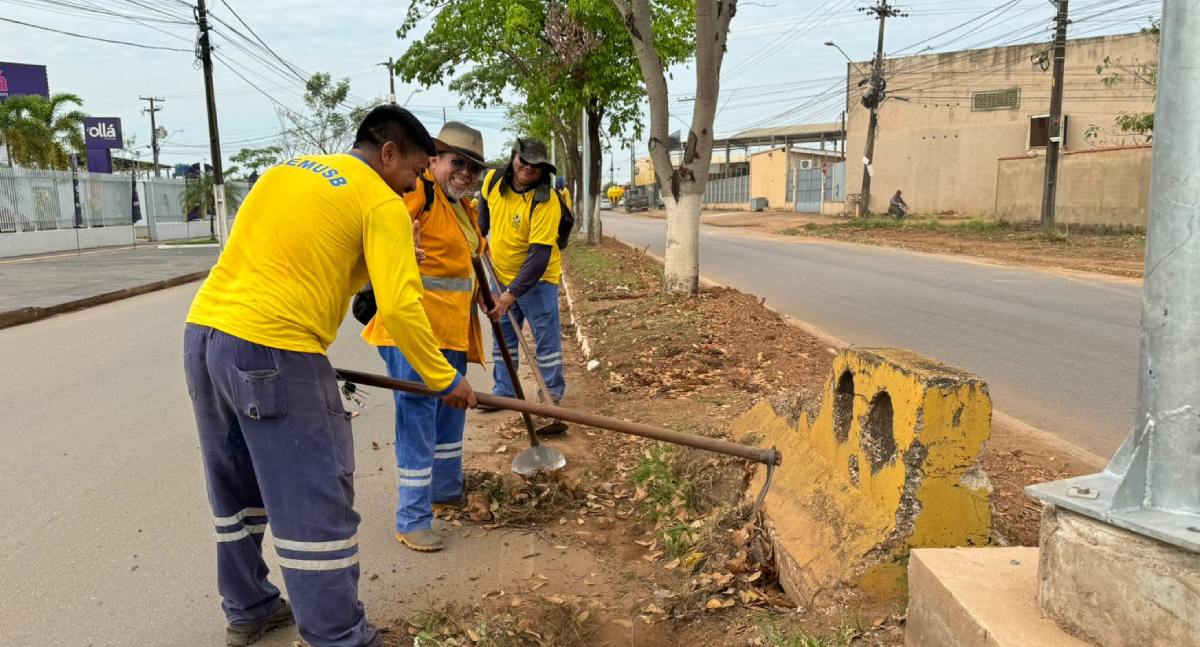 Prefeitura realiza limpeza na avenida Guaporé para prevenir alagações em Porto Velho