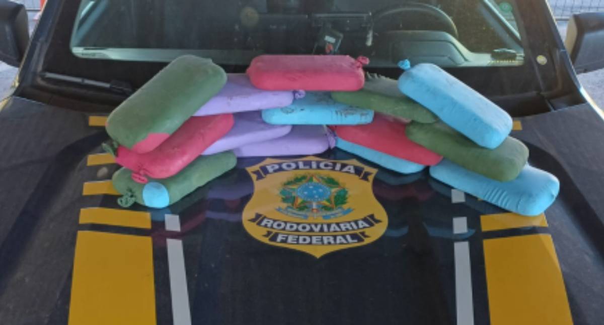 PRF em Rondônia apreende aproximadamente 16 kg de cocaína em carro batido