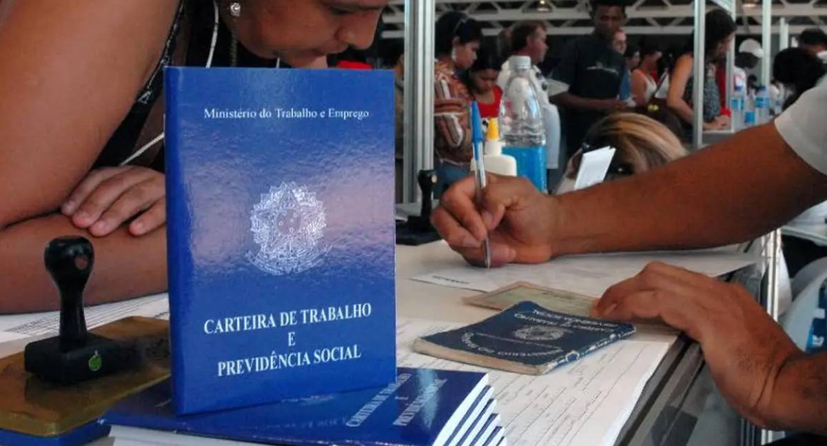 Procura por emprego cai 21% no Brasil