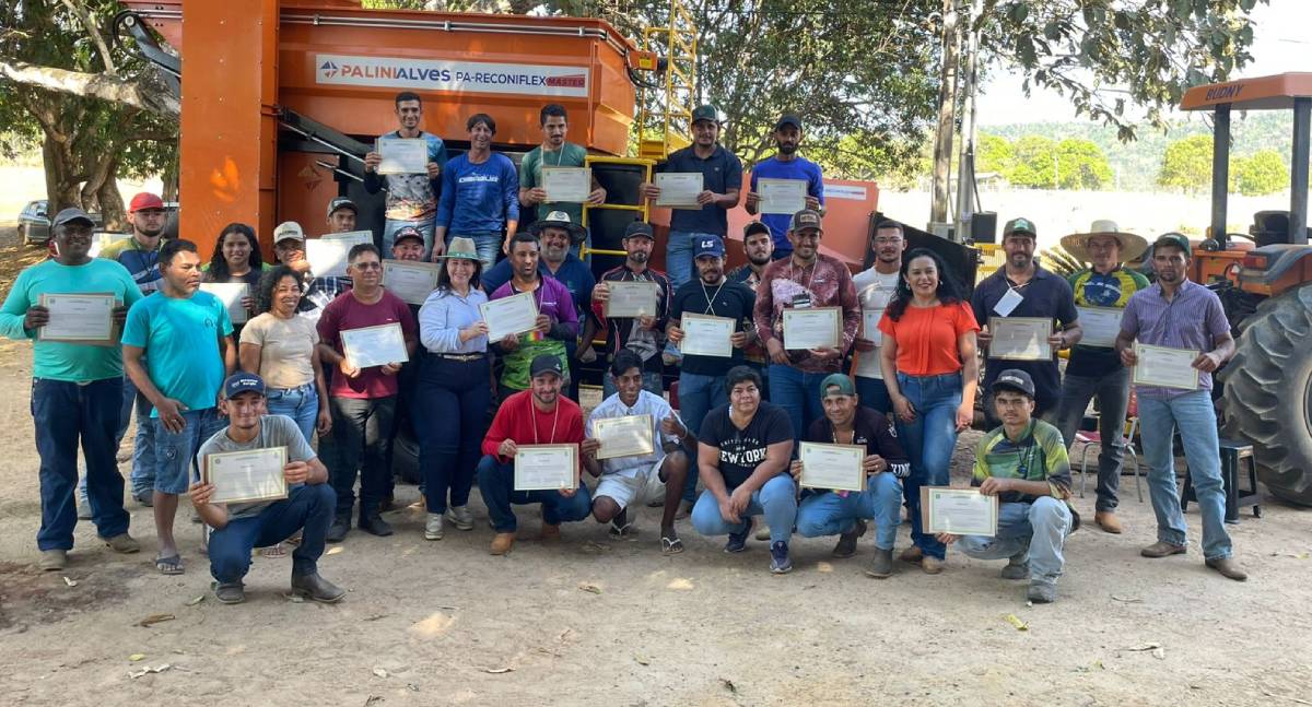 Produtores recebem certificados de operador de trator e máquinas agrícolas em Nova Brasilândia do Oeste