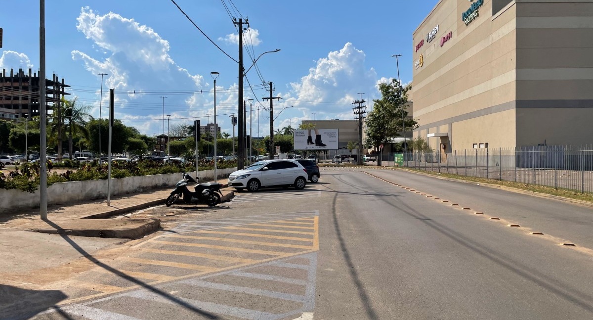 Retirada de canteiro central ao lado do shopping já reflete em melhorias para motoristas e pedestres