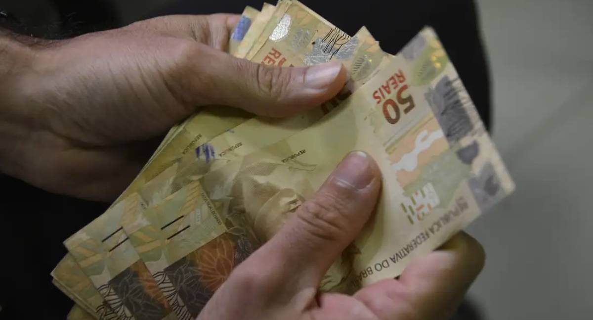 Salário mínimo pode chegar a R$ 1.631 em 2026