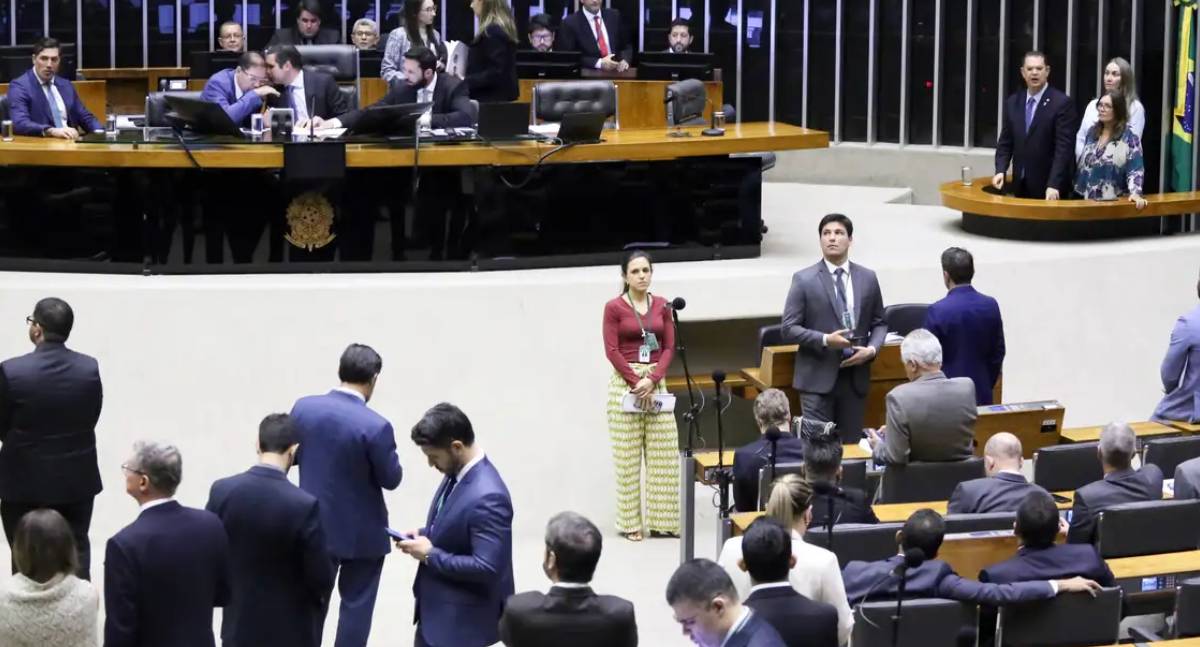 Sem acordo, Câmara dos Deputados adia votação sobre foro privilegiado e anistia