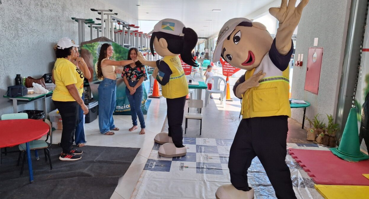 Serviços de habilitação e veículos são oferecidos à população em evento do Detran em Cacoal