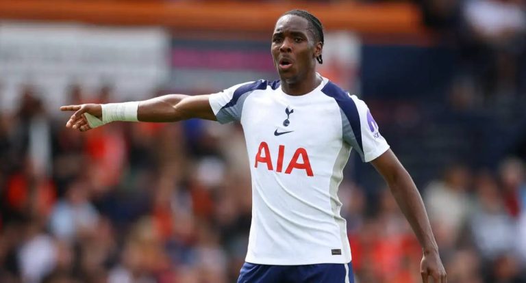 Tottenham repudia insulto racista online contra Mathys Tel
