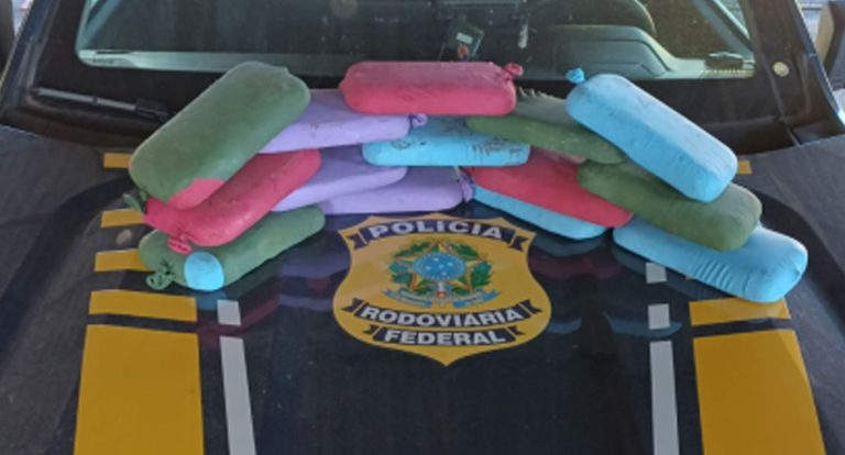 TRÁFICO DE DROGAS | PRF apreende 16 kg de cocaína em carro acidentado transportado por cegonha em Rondônia - News Rondônia