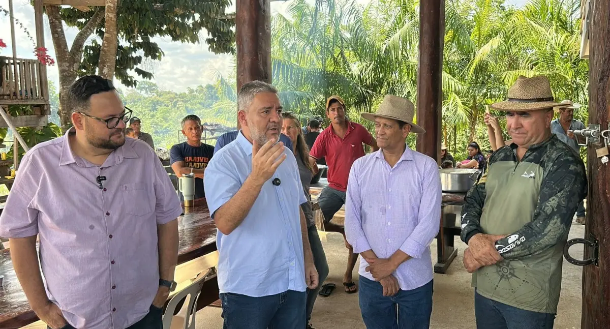 Vereador Everaldo Fogaça participa de reunião em agradecimento por obras no ramal Acreano