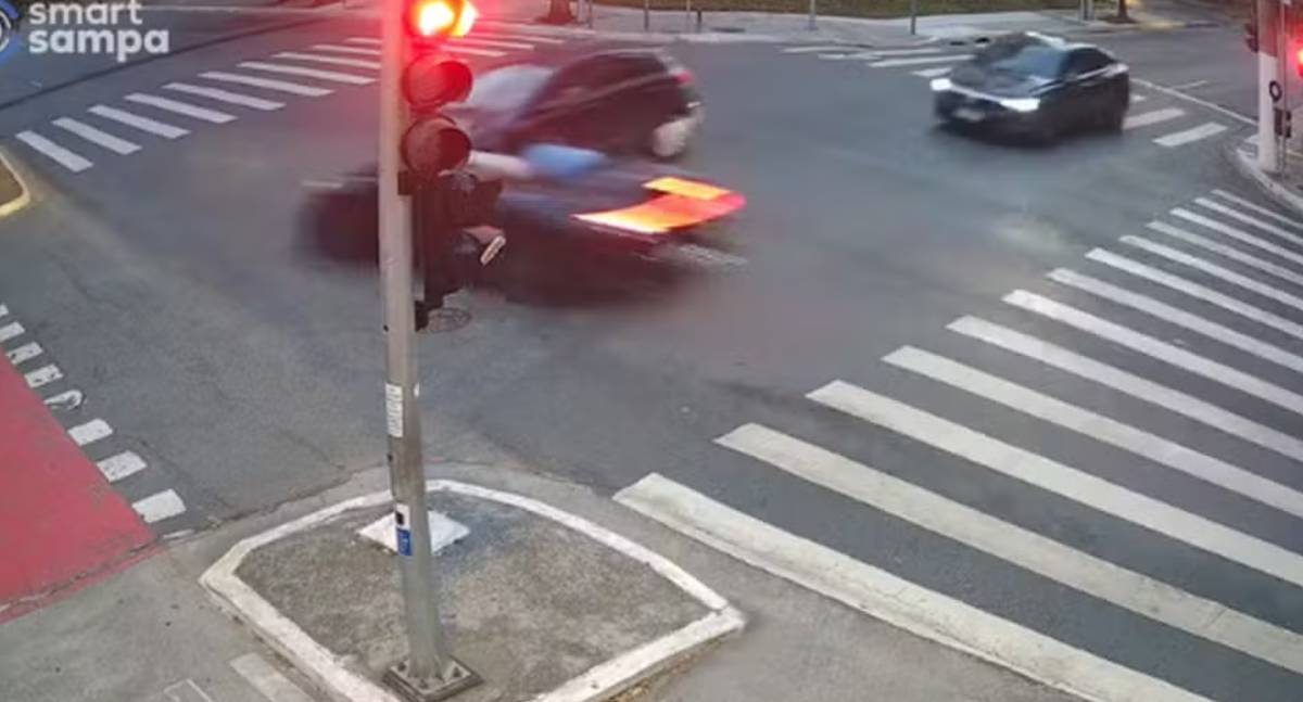 Vídeo flagra Porsche de Gato Preto e Bia Miranda avançando o sinal vermelho e batendo em carro com idoso e criança