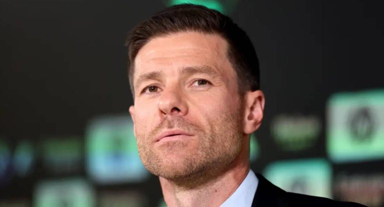 Xabi Alonso defende que Vinícius Jr lute por vaga no Real Madrid