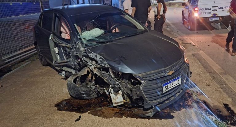 Carro bate em poste na Rua da Beira em Porto Velho - News Rondônia