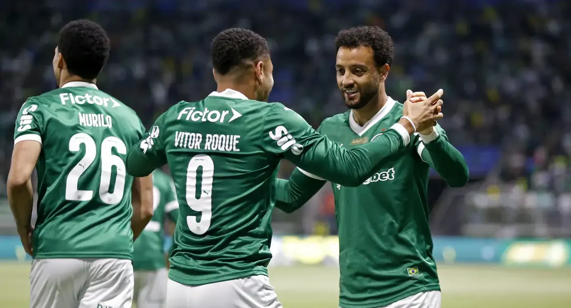 Com três gols de Vitor Roque, Palmeiras goleia Internacional