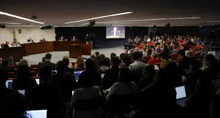 Em julgamento de Bolsonaro, Fux diz que ação deveria ter tramitado na primeira instância
