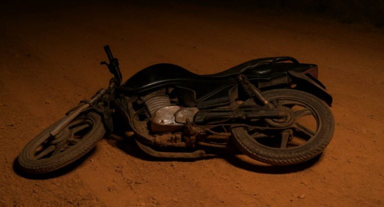 Acidente com moto deixa dois homens feridos em Theobroma