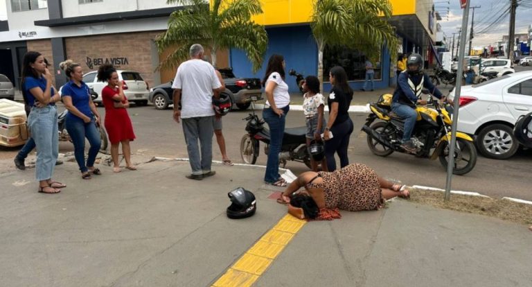 Acidente de trânsito entre motos deixa mulher inconsciente em Rondônia