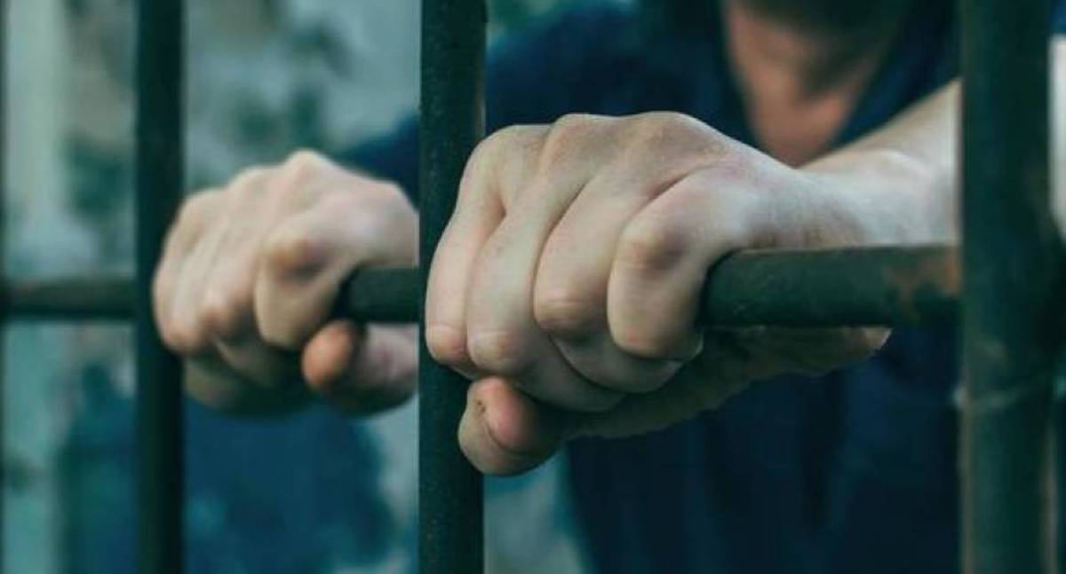Acusado de estupro é preso por agressão após deixar mulher nua na rua