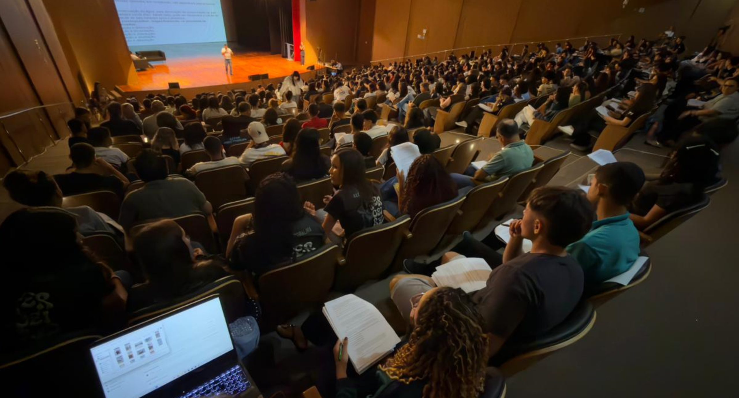 Alex Redano comemora sucesso do aulão Acelero Enem 2025 em Ariquemes
