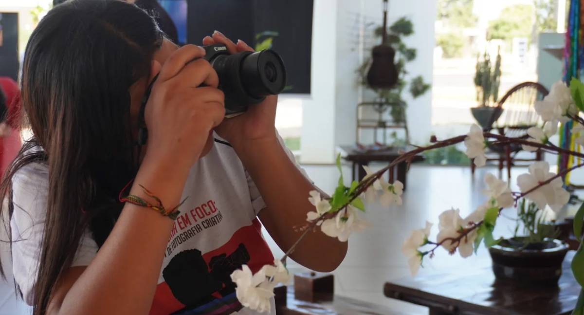 Alunos são capacitados em oficina gratuita de fotografia criativa em Vilhena