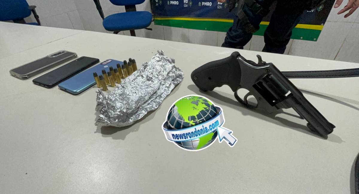 Apenado monitorado e mulher são presos com arma, drogas e moto roubada após acidente com viatura da PM