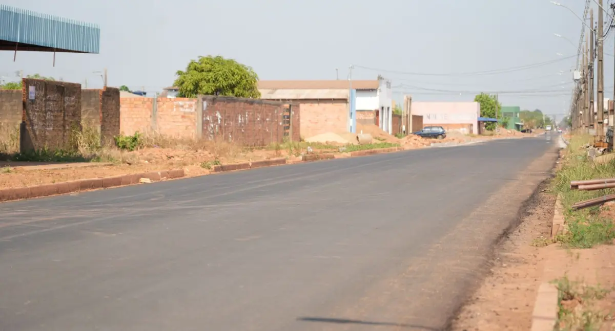 Asfalto e drenagem no bairro Lagoa Azul encerram ciclo de poeira e alagamentos