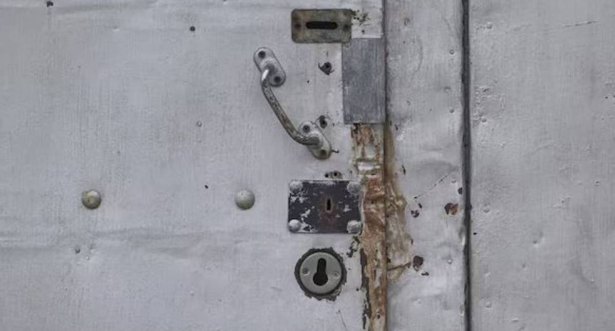 Ataque com arma de fogo deixa portão de casa baleado