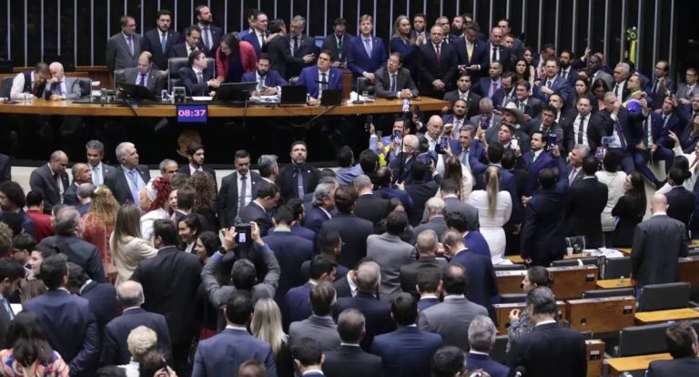 Câmara aprova urgência para anistia de golpistas