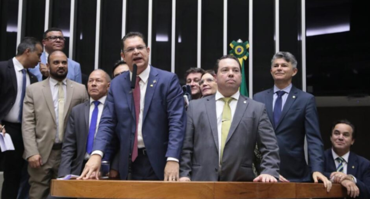 Câmara aprova urgência para projeto de anistia com apoio decisivo do deputado Coronel Chrisóstomo