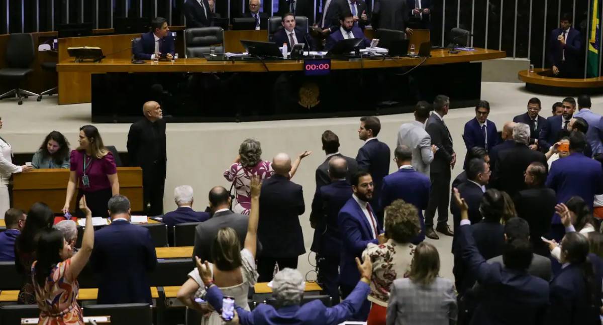 Câmara pauta urgência para anistia a golpistas do 8 de janeiro