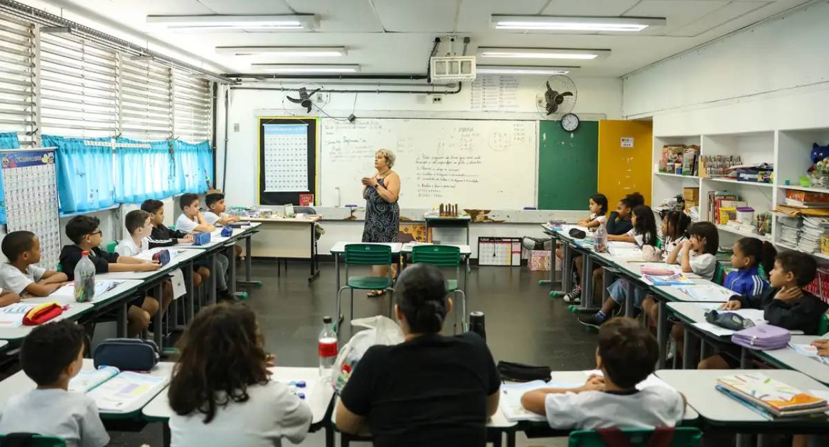 Camilo Santana anuncia lançamento da Carteira Nacional do Professor em outubro