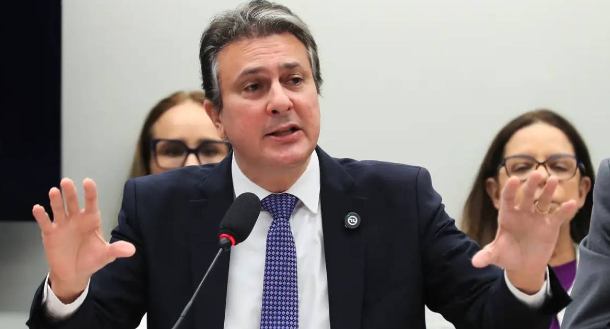Camilo Santana pede que a população cobre a PEC da blindagem