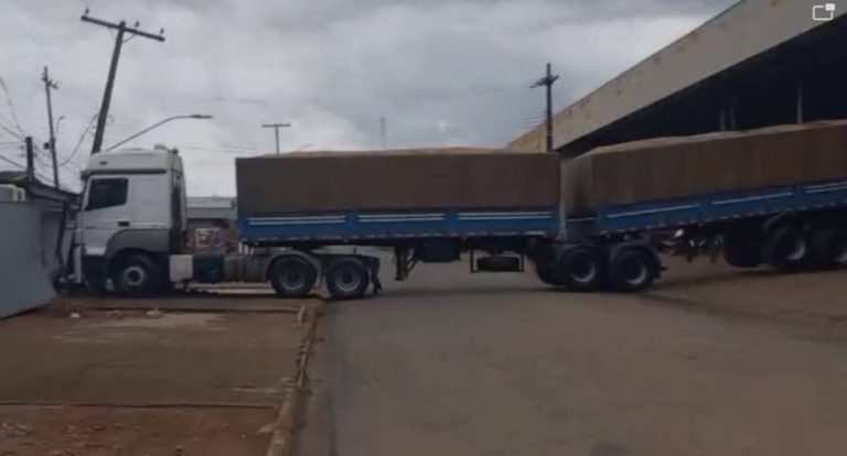 Caminhão atinge poste e deixa bairro sem energia em Vilhena