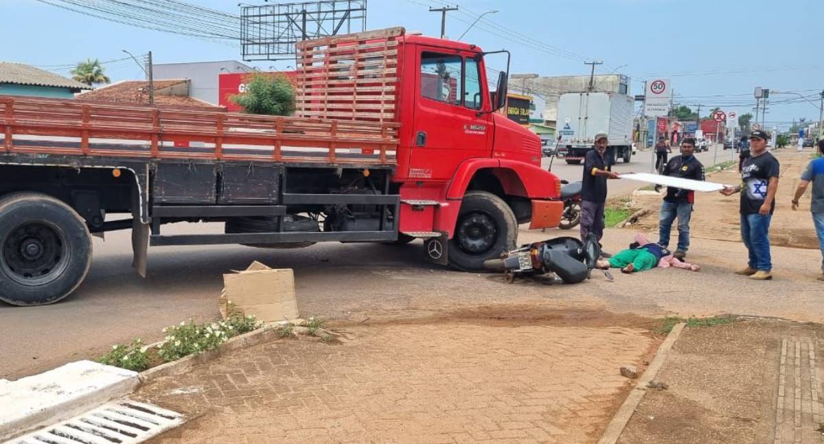 Caminhão atropela motociclista na Avenida Mamoré