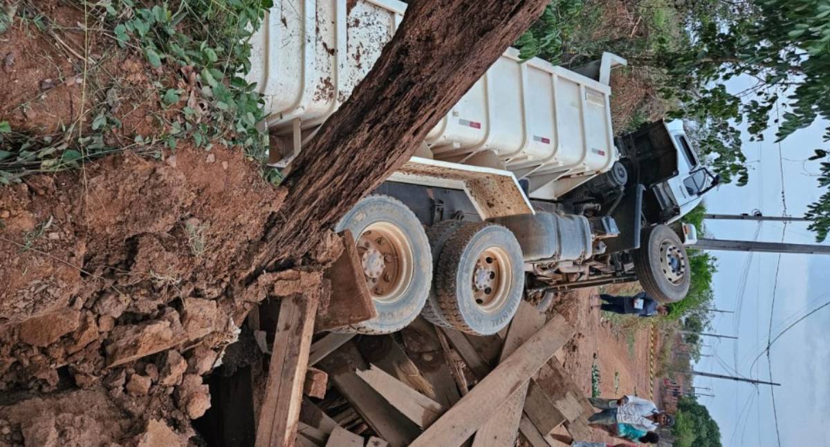 Caminhão caçamba cai em ponte de madeira em Governador Jorge Teixeira