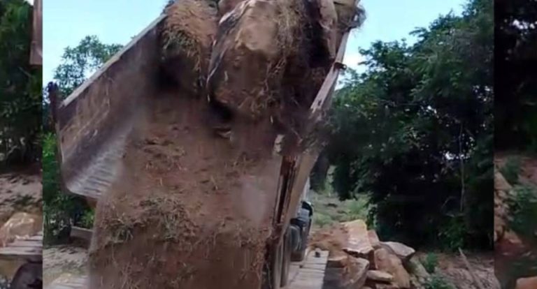 Caminhão tomba em córrego na zona rural de Vilhena e motorista fica ferido