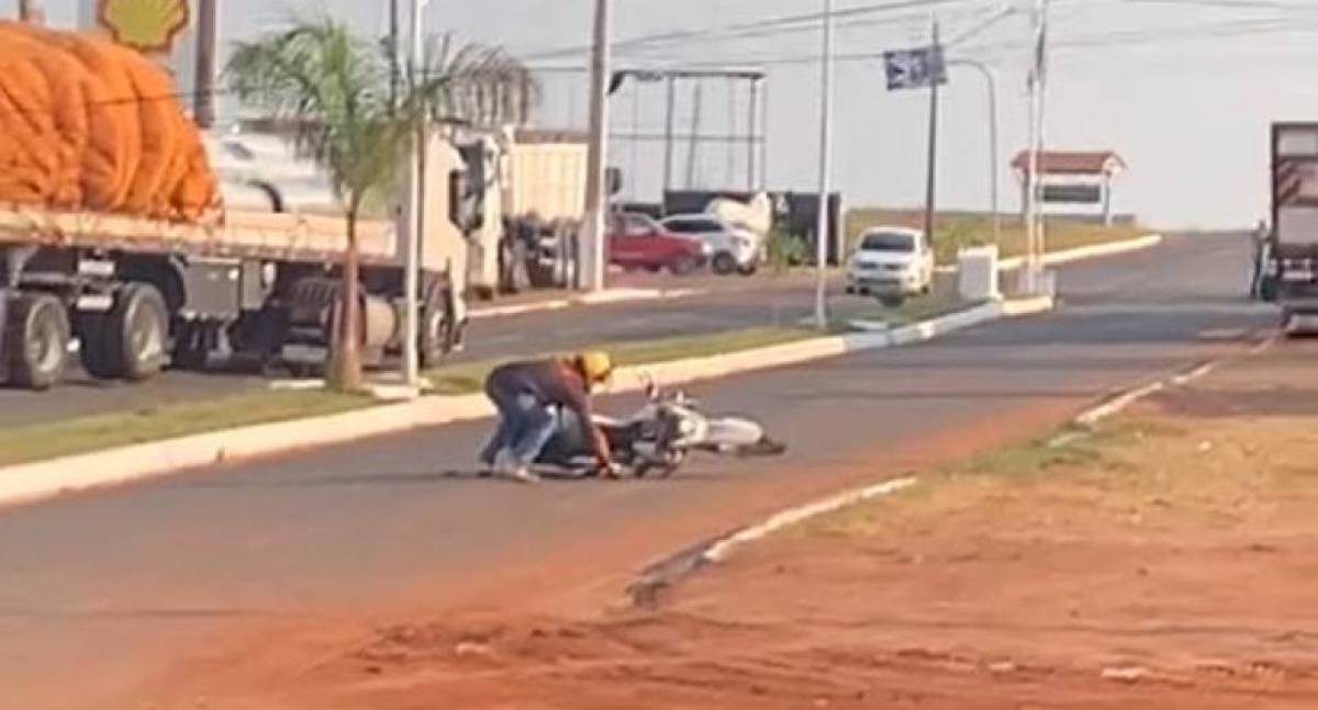 Carreta derruba poste e causa falta de energia em Chupinguaia