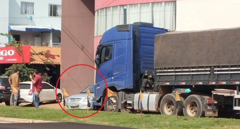 Carreta empurra carro por metros em trecho de rodovia em Vilhena