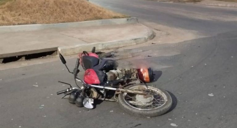 Carro arrasta motociclista por 50 metros após colisão em Ji-Paraná