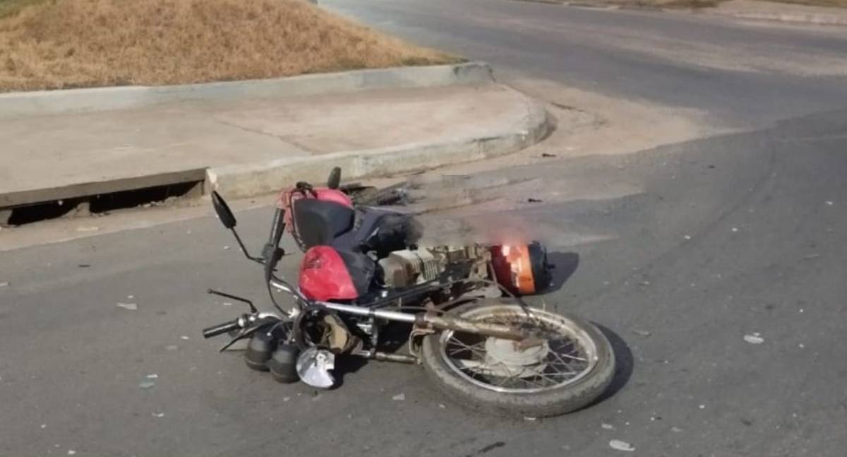 Carro arrasta motociclista por 50 metros após colisão em Ji-Paraná