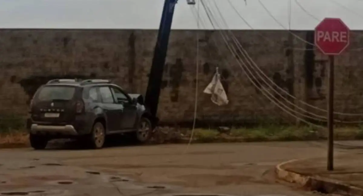 Carro bate em poste e é abandonado no Bela Vista em Vilhena