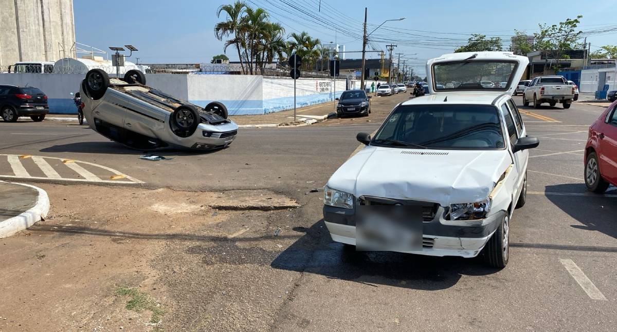 Carro capota após colisão em Porto Velho