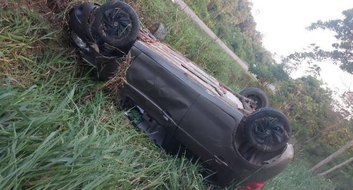 Carro capota após frear bruscamente na RO-133