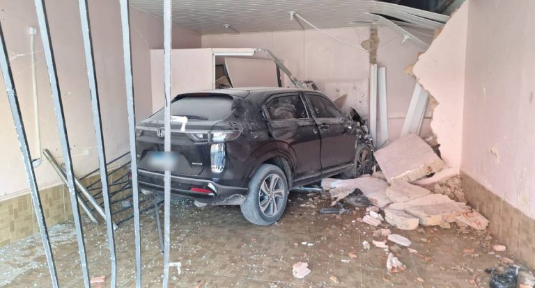 Carro desgovernado invade ponto comercial em Porto Velho