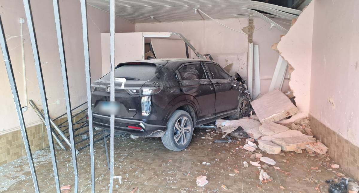 Carro desgovernado invade ponto comercial em Porto Velho