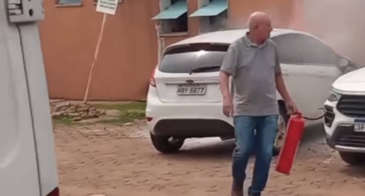 Carro pega fogo em estacionamento de hospital em Porto Velho