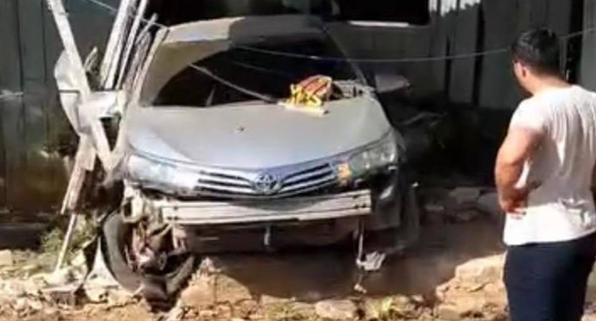 Carro sai da pista, bate em árvore e invade casa em Theobroma