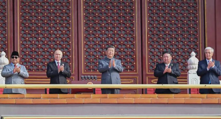 China comemora Dia da Vitória com desfile e defende desenvolvimento pacífico